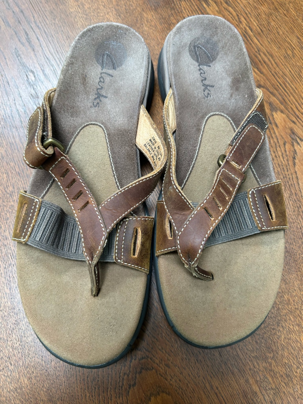 Clarks Women 8s Brown Leather Comfort Sandals Sz 8, adjustable hook/eye strap.
